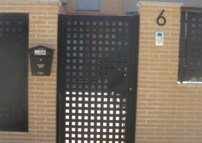 Puerta de acceso a un chalet de la promoción Chalets C/ Nicaragua en El Bercial, Getafe