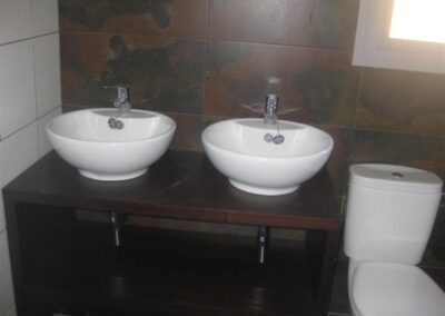 Baño con doble lavabo de la promoción Chalets C/ Nicaragua en El Bercial, Getafe