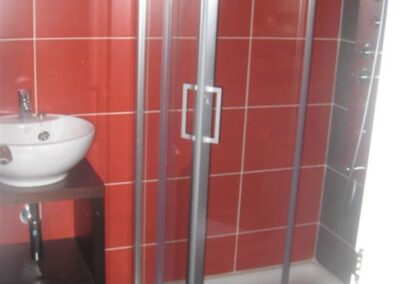 Baño con mampara de ducha de la promoción Chalets C/ Nicaragua en El Bercial, Getafe