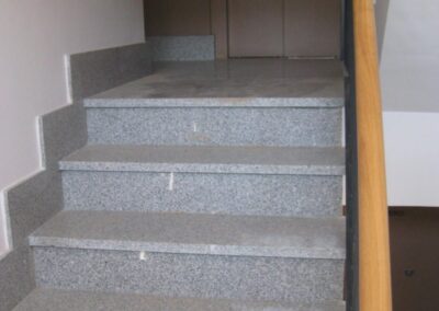 Escalera de granito del portal de la promoción Eugenio Serrano, 22 en Getafe