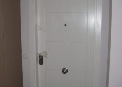 Puerta de entrada de una vivienda de la promoción Eugenio Serrano, 22 en Getafe