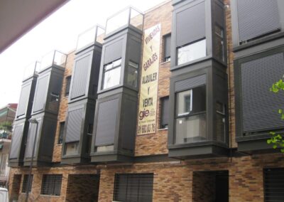Fachada del edificio con miradores de la promoción Eugenio Serrano, 22 en Getafe