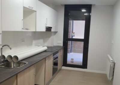Cocina abierta con salida a terraza de la promoción General Castaños, 19 en Getafe