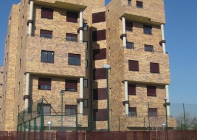 Edificio de ladrillo visto de la promoción Restituto González en El Bercial, Getafe