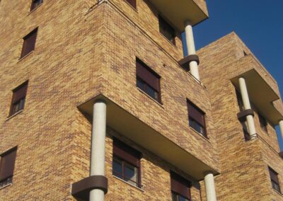 Detalle de la fachada de ladrillo de la promoción Restituto González en El Bercial, Getafe