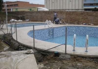 Piscina comunitaria en obra de la promoción Restituto González en El Bercial, Getafe