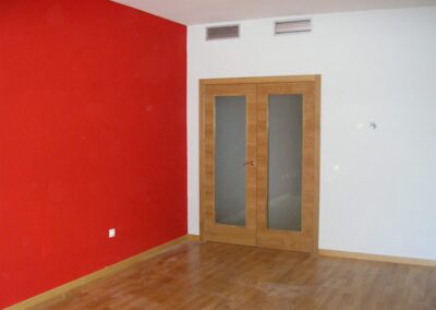 Salón con suelo de madera de la promoción Restituto González en El Bercial, Getafe